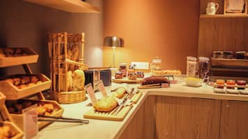 Päivittäinen buffetaamiainen (13 EUR per henkilö)