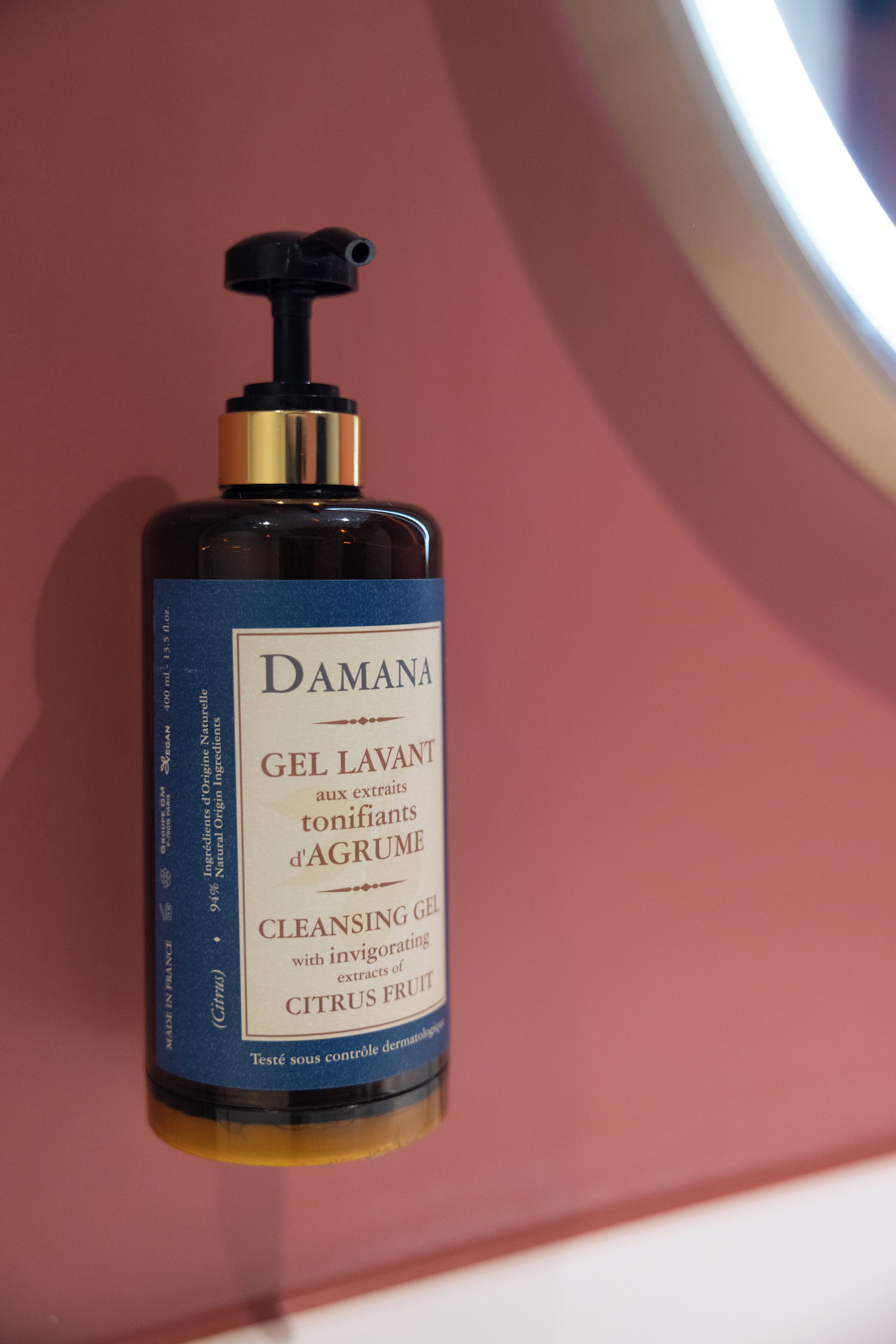 Una botella de gel limpiador Damana con extractos de cítricos.