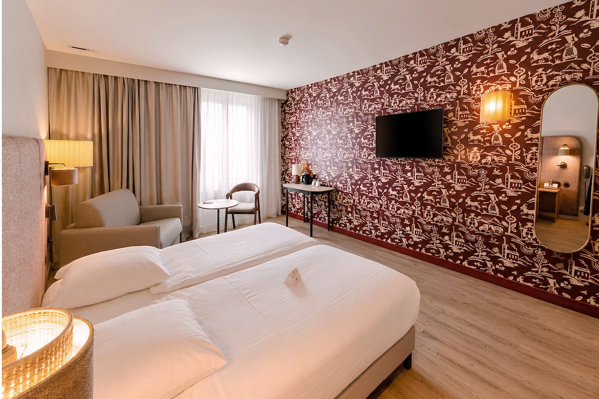 Luxe beddengoed, een bureau, een laptopwerkplek, geluiddichte muren