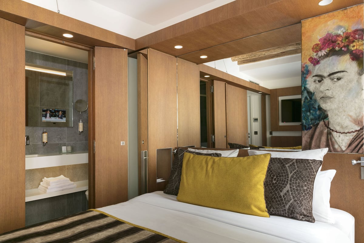 Deluxe Tek Büyük Yataklı Oda | Minibar, odada kasa, ses yalıtımı, ütü/ütü masası