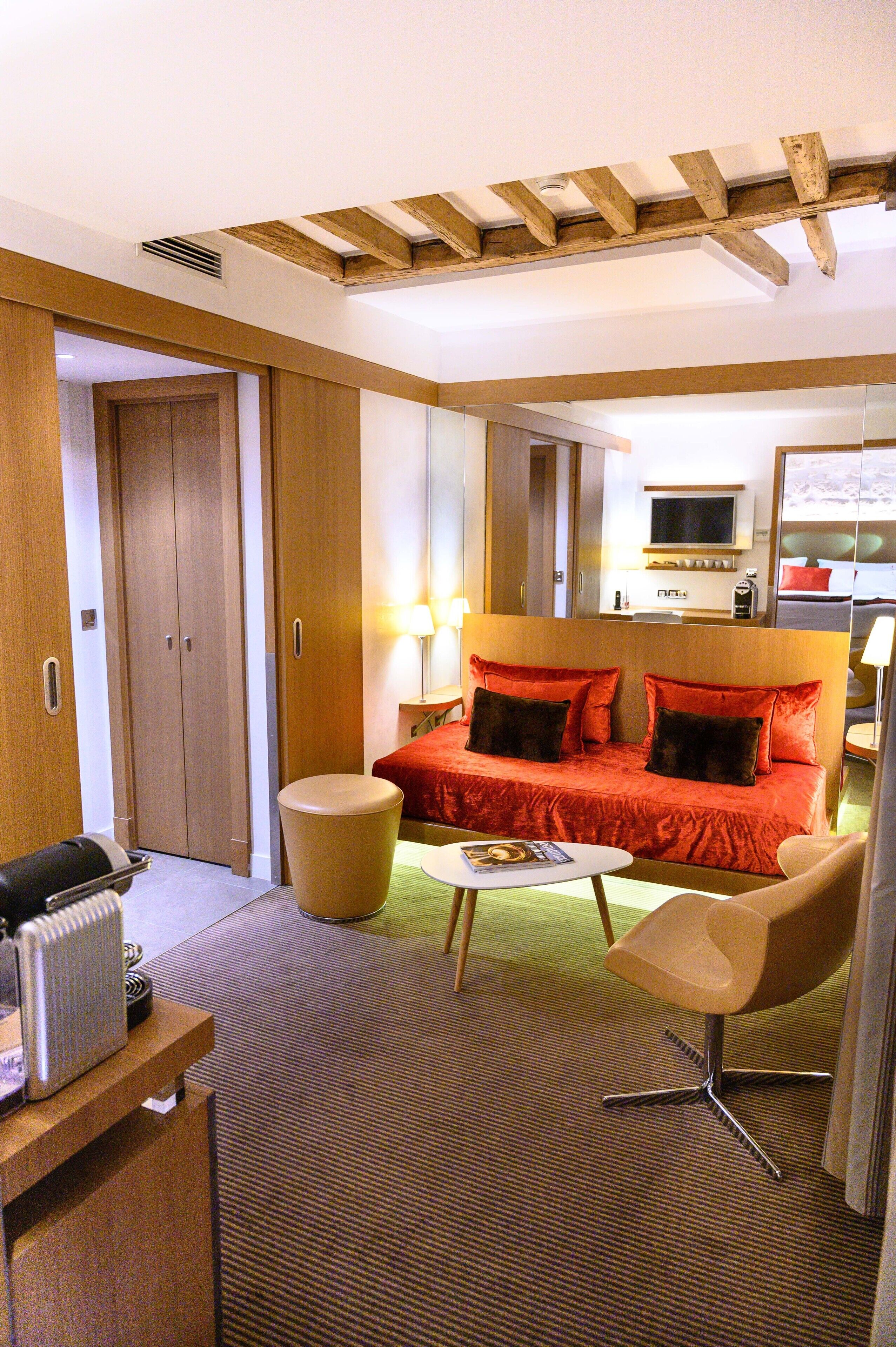 suite | minibar, in-room safe, soundproofing, iron/ironing board