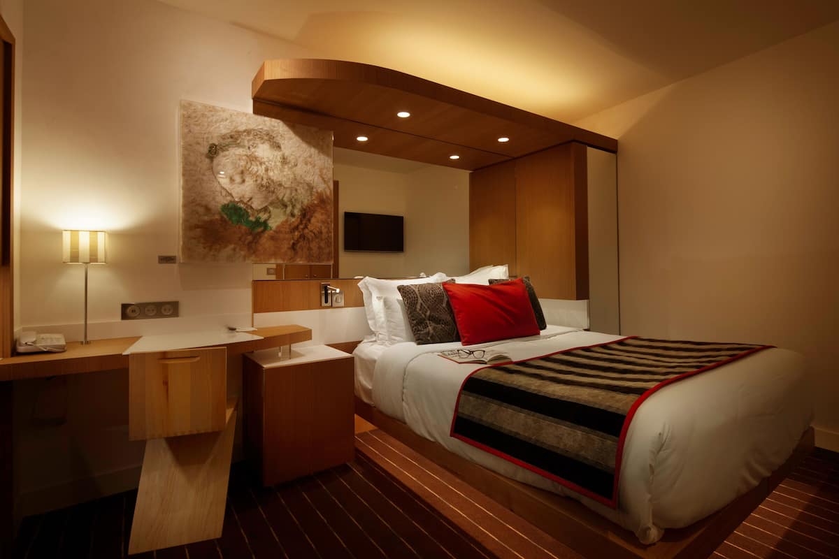 Minibar, in-room safe, soundproofing, iron/ironing board