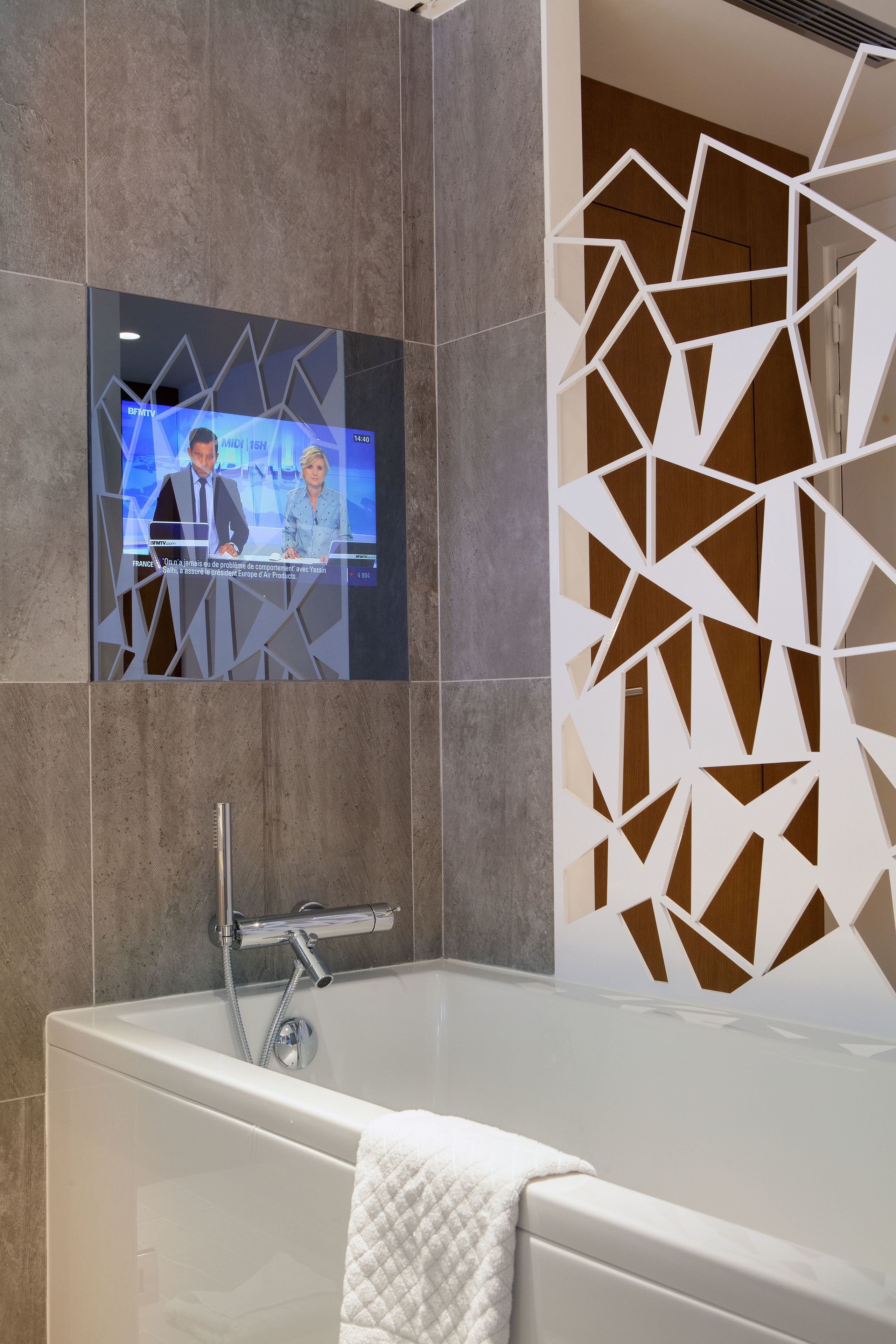 junior suite (executive) | bathroom | hair dryer, bathrobes, slippers, towels