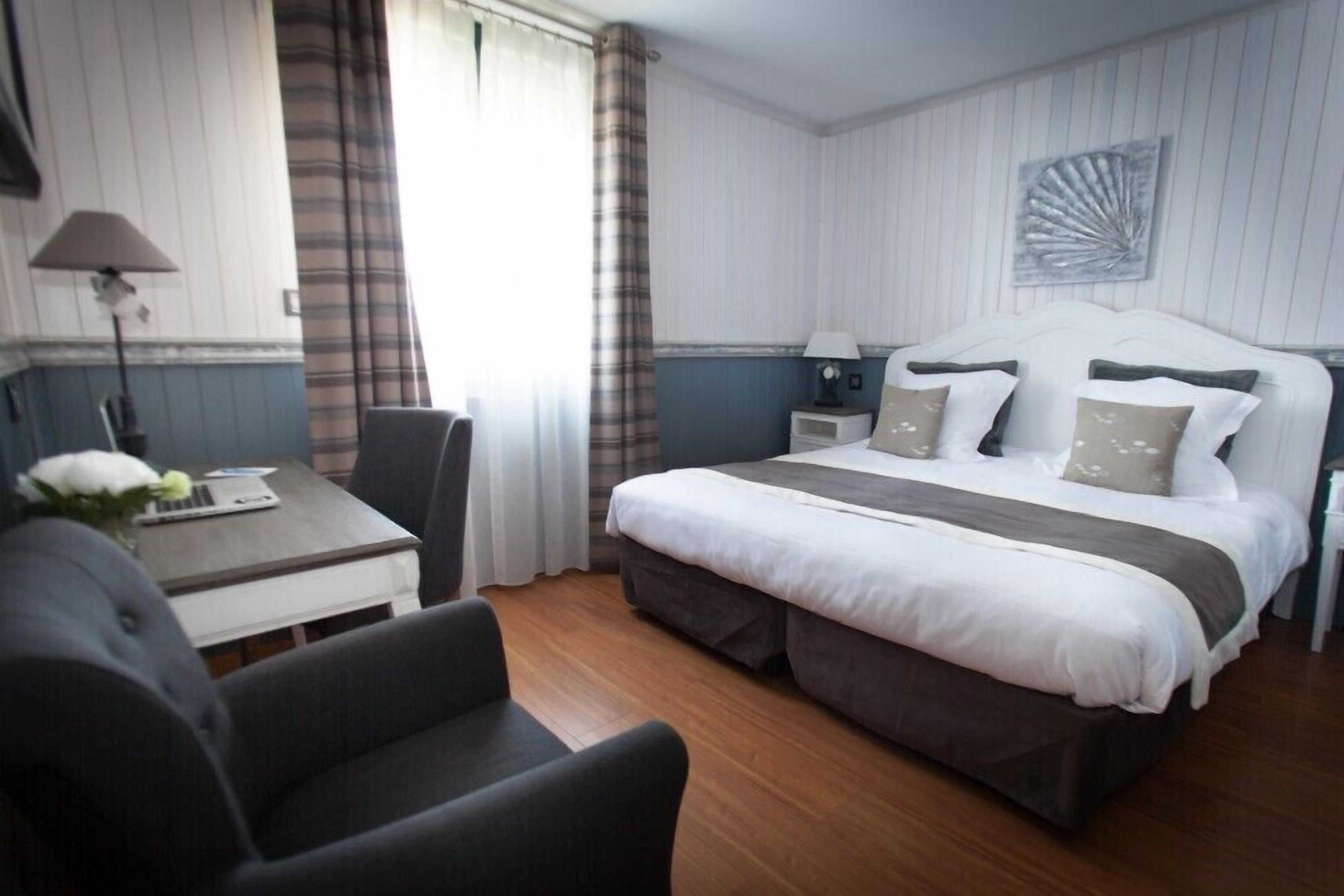 classic double room, terrace | premium bedding, minibar, in-room safe, desk