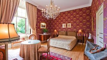 Zimmersafe, Schreibtisch, Bügeleisen/Bügelbrett, Babybetten