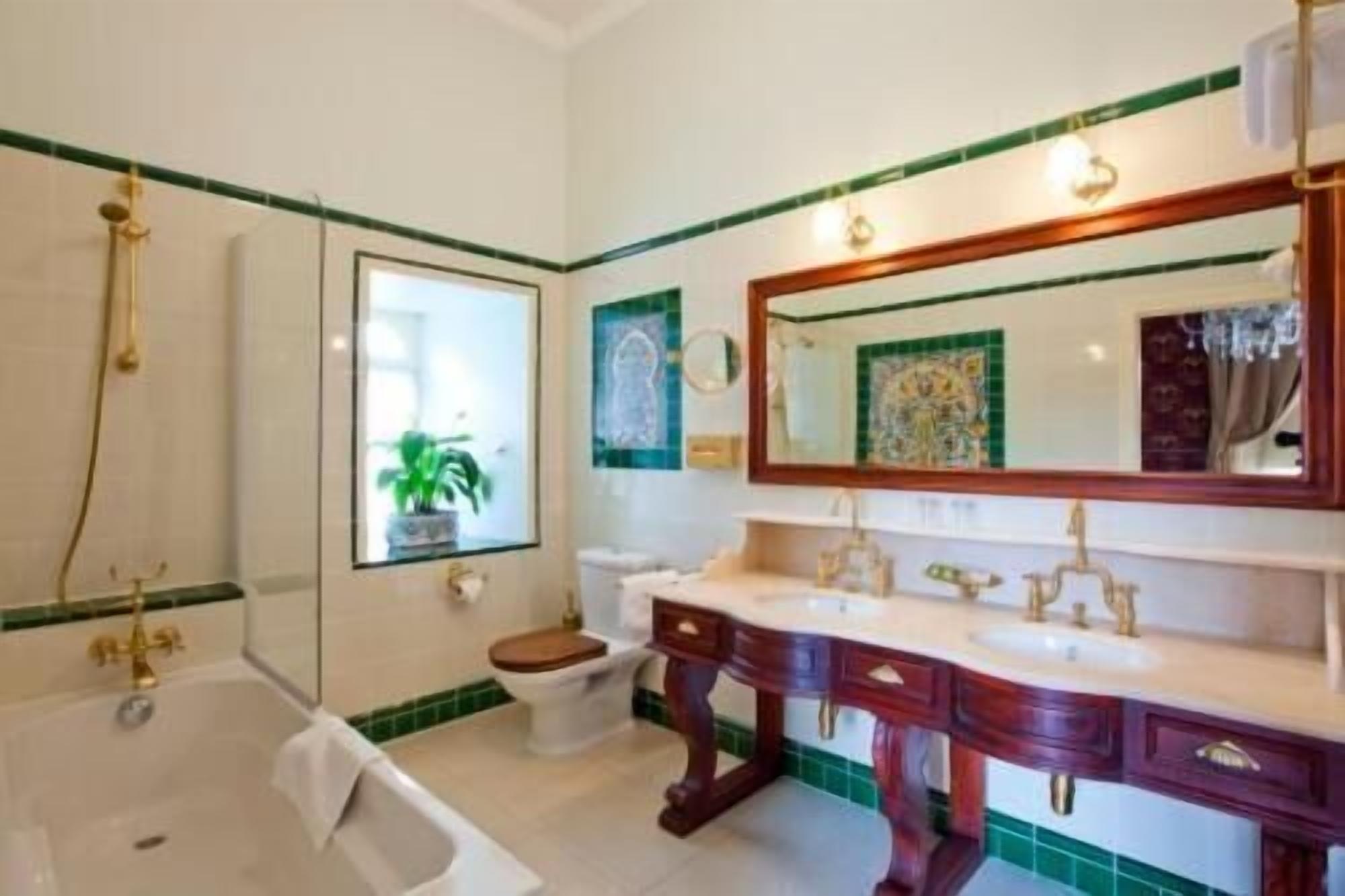 combined shower/bathtub, free toiletries, hair dryer, towels