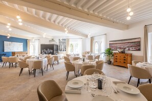 Se sirven almuerzos y cenas, cocina francesa