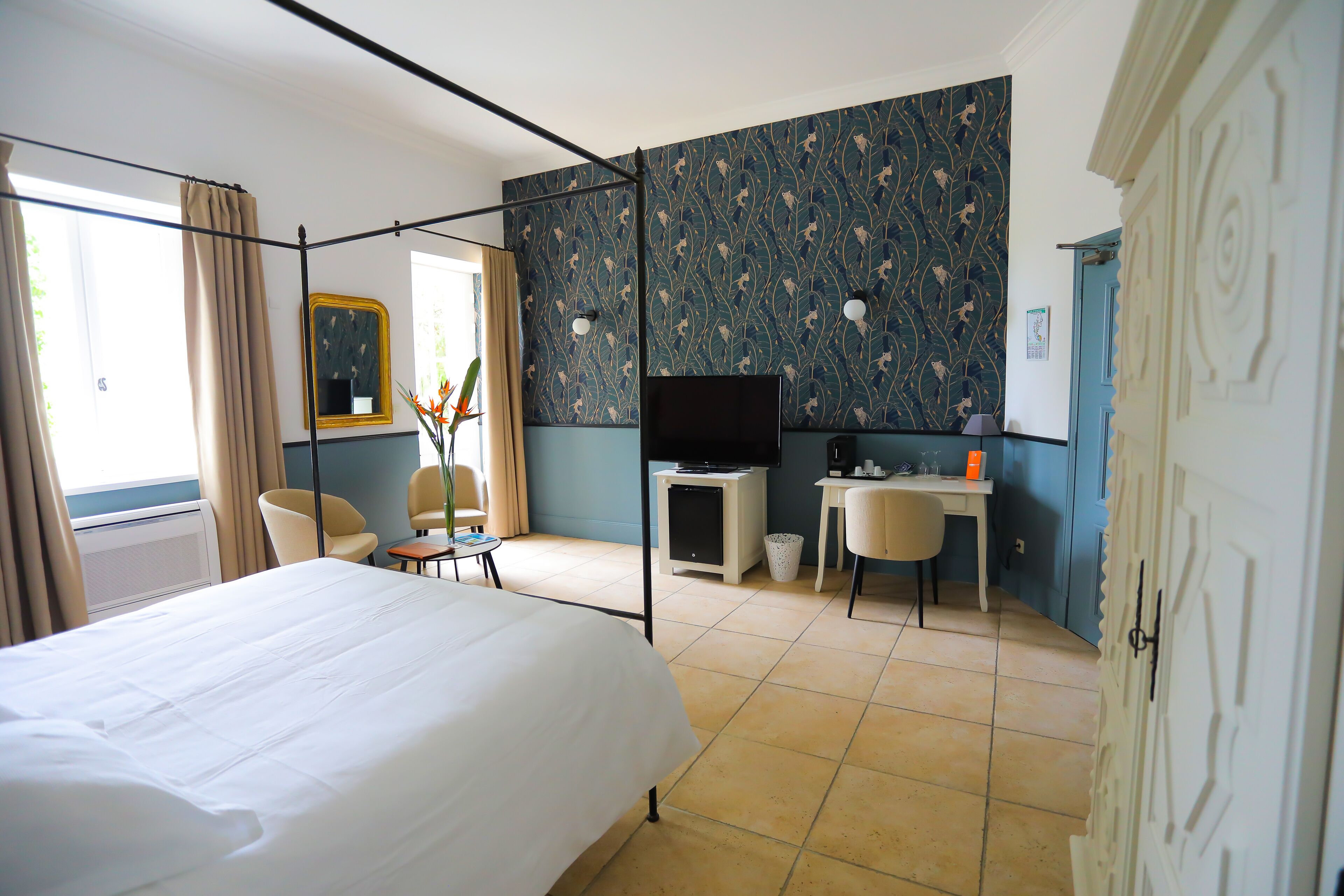 luxury double room | minibar, in-room safe, individually decorated, individually furnished