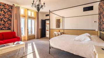 Suite Junior, 1 grand lit et 1 canapé-lit | Minibar, coffres-forts dans les chambres, décoration personnalisée