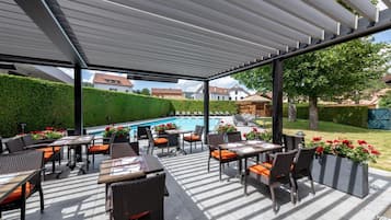 3 ristoranti, aperti a pranzo e a cena, cucina locale
