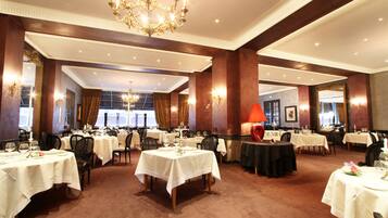 3 restaurants, lunch, dinner served; local cuisine