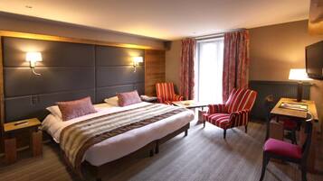 Desk, soundproofing, free cots/infant beds, free WiFi