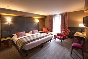 Desk, soundproofing, free cots/infant beds, free WiFi