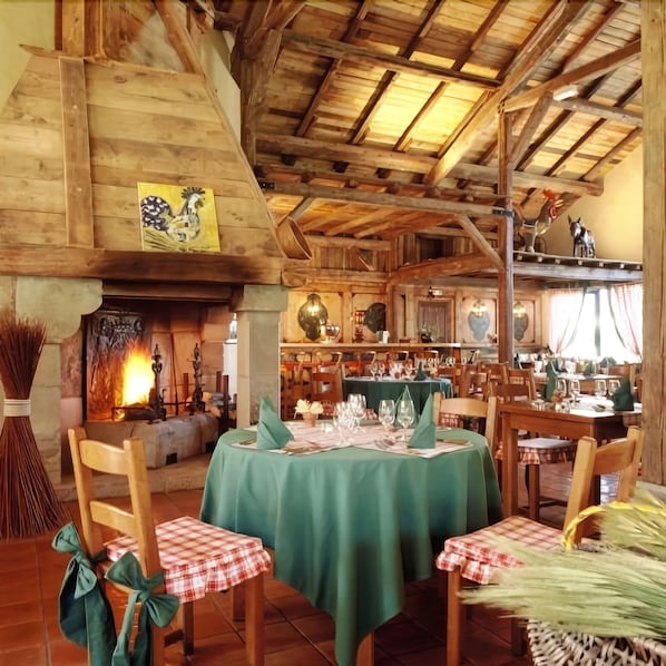 3 restaurants; lunch and dinner served 