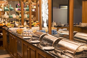 Desayuno buffet diario (EUR 22 por persona)