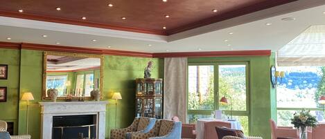 Lunch and dinner served, French cuisine