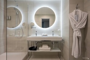 Suite Aliénor d'Aquitaine | Bilik Mandi | Kelengkapan dandanan diri berjenama, pengering rambut, jubah mandi 