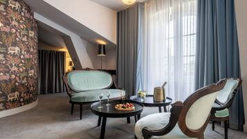 Suite | Woonruimte | Een 42-inch flatscreentelevisie met kabelzenders en televisie