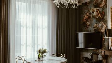 Chambre Signature (Prestige) | Literie de qualité supérieure, surmatelas, minibar