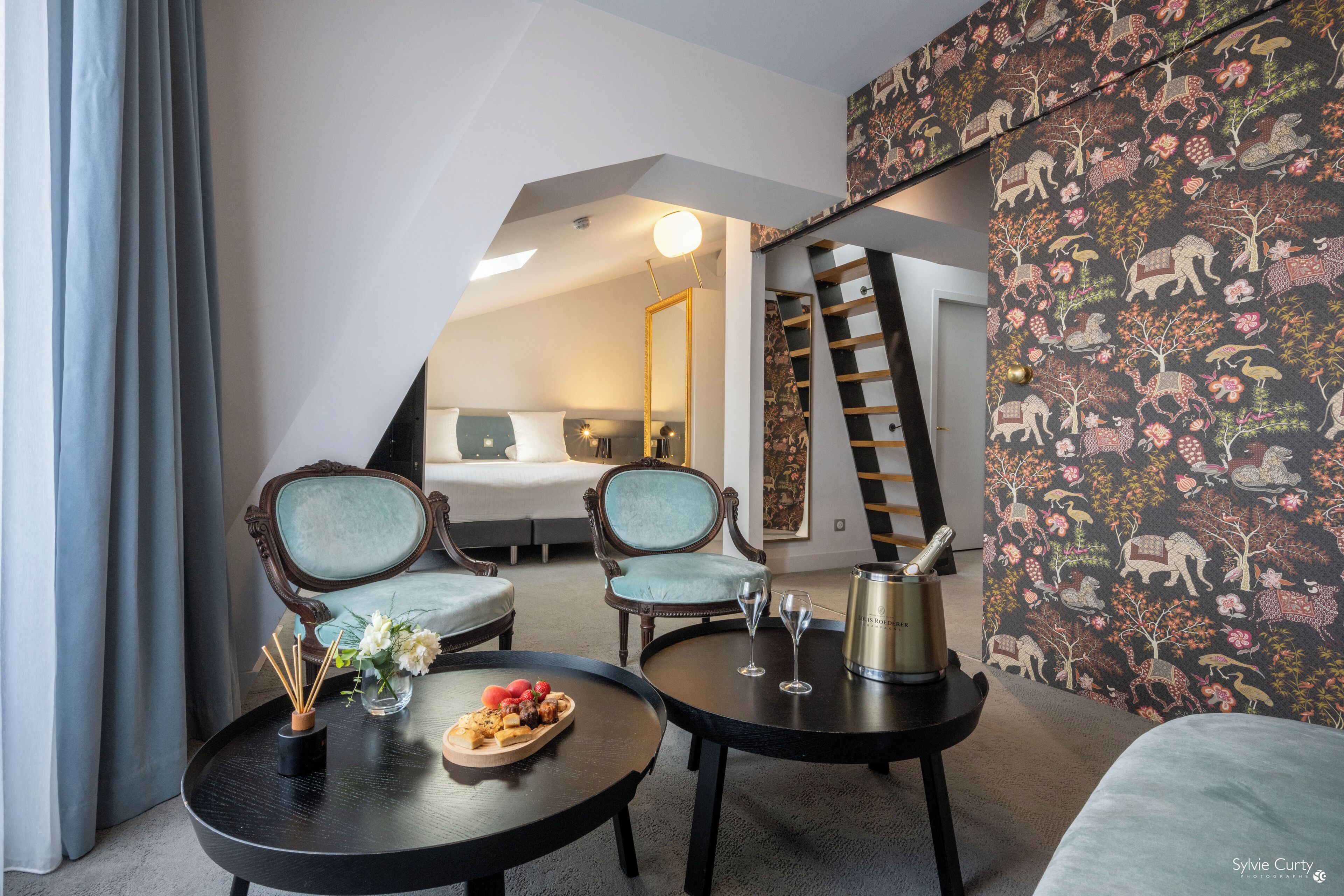 suite la sirène | living area | 42-inch flat-screen tv with cable channels, tv