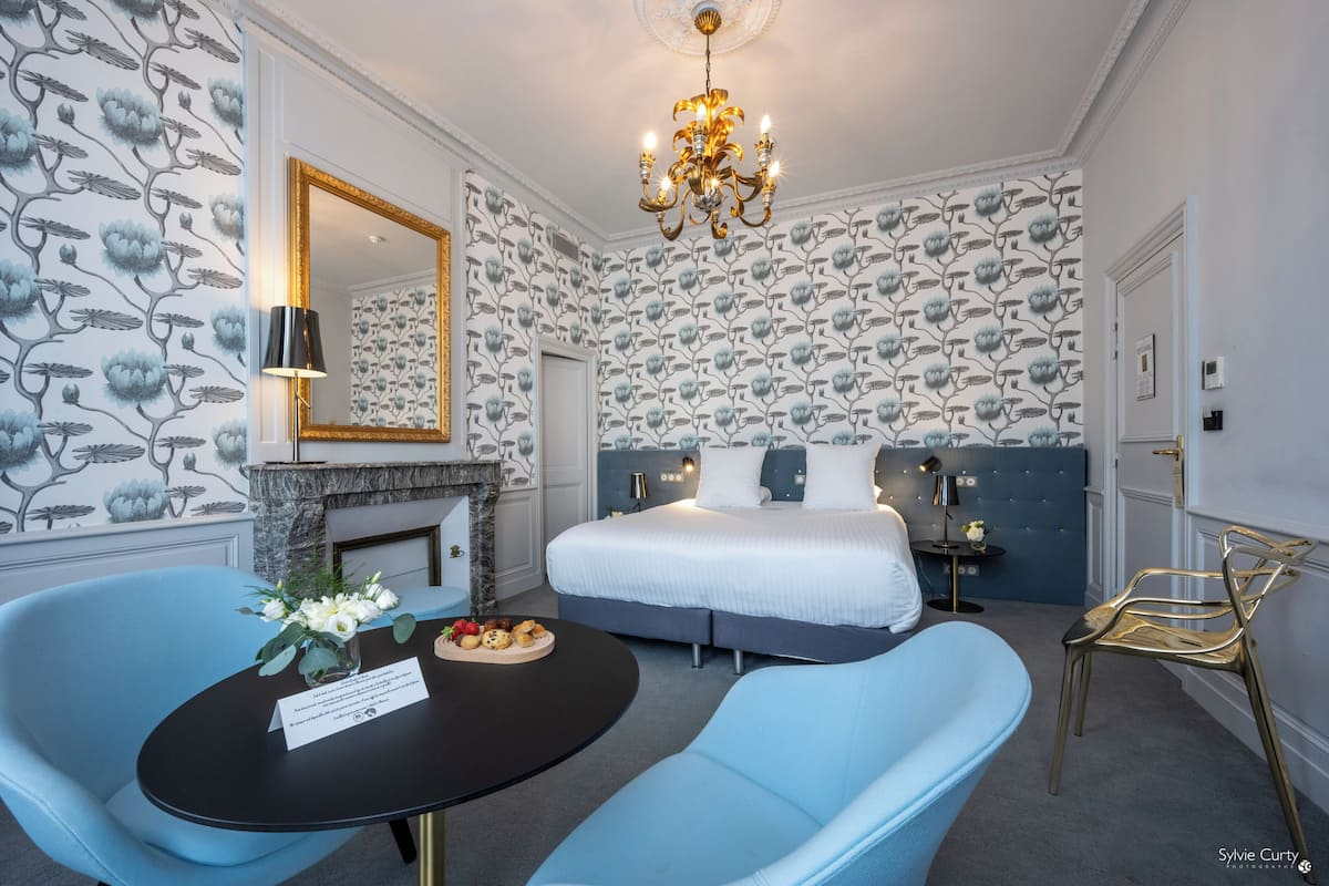 suite savary de mauléon | living area | 42-inch flat-screen tv with cable channels, tv