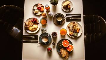 Petit déjeuner buffet (21 EUR par personne)