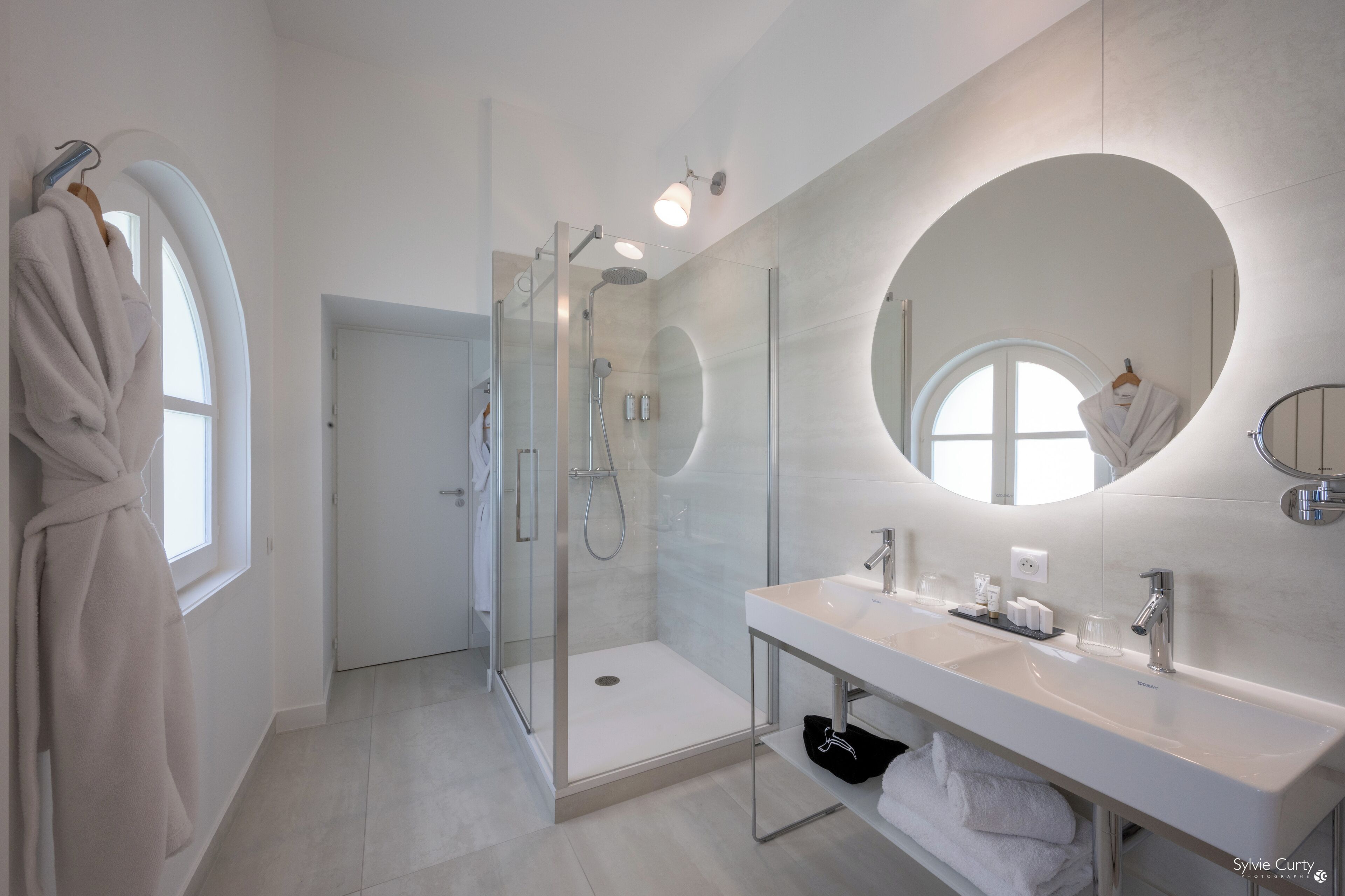 suite des orfèvres | bathroom | designer toiletries, hair dryer, bathrobes, slippers