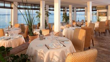 Se sirven desayunos, comidas y cenas con vista al mar 