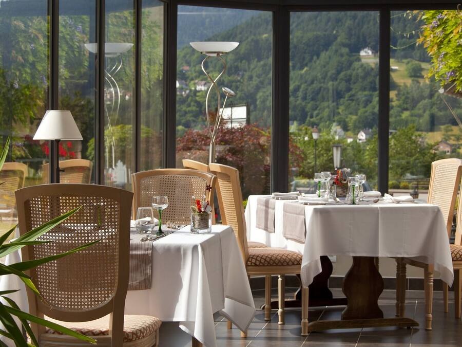 Déjeuner et dîner servis sur place, vue sur le jardin