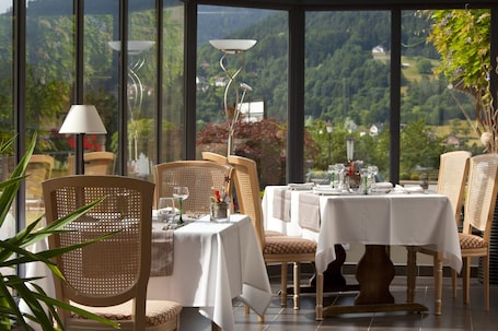 Lunch and dinner served . Parc Hotel