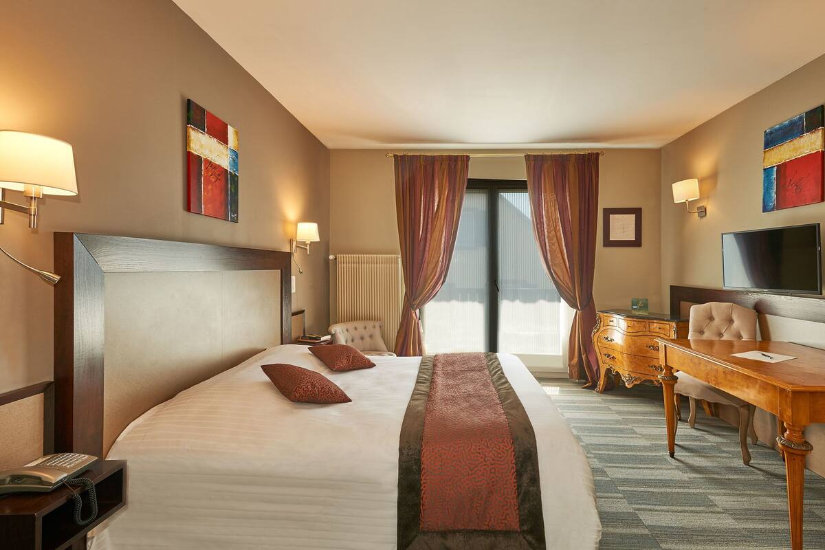 double or twin room (prestige) | in-room safe, desk, cots/infant beds, rollaway beds