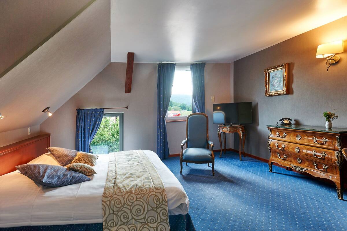 double or twin room (prestige) | in-room safe, desk, cots/infant beds, rollaway beds