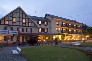 住宿正面 - 傍晚/夜晚