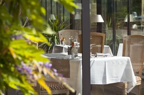 供应午餐和晚餐,法国菜,花园景观