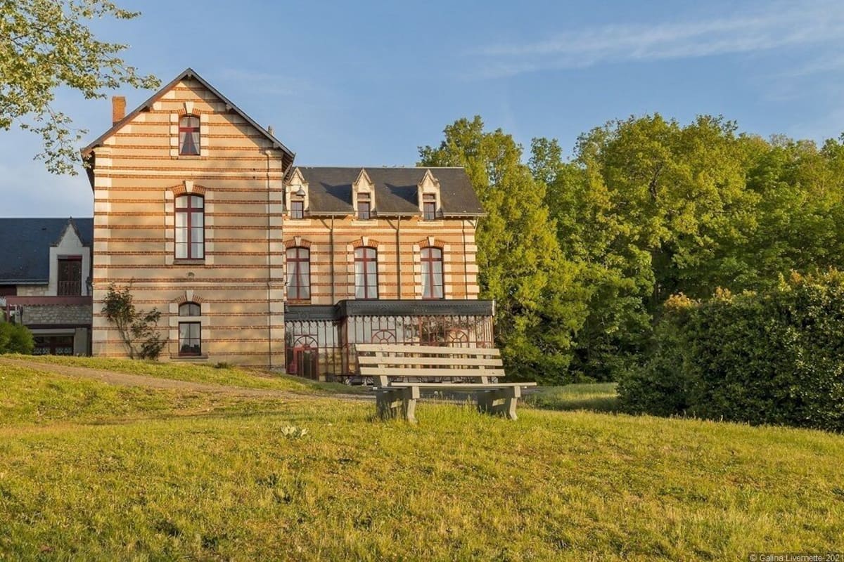 Un grand bâtiment historique doté de nombreuses fenêtres et d’une entrée imposante.