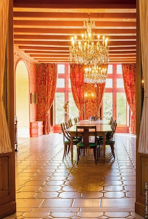Luxury-Villa, Mehrere Schlafzimmer | Wohnbereich | 43-Zoll-Flachbildfernseher mit Satellitenempfang