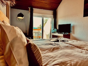 Quarto casal, sacada, vista para a lagoa | Roupas de cama de algodão egípcio, roupas de cama premium