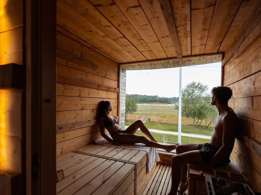 Behandlingsområde utomhus, bastu, bubbelpool och kroppsbehandlingar