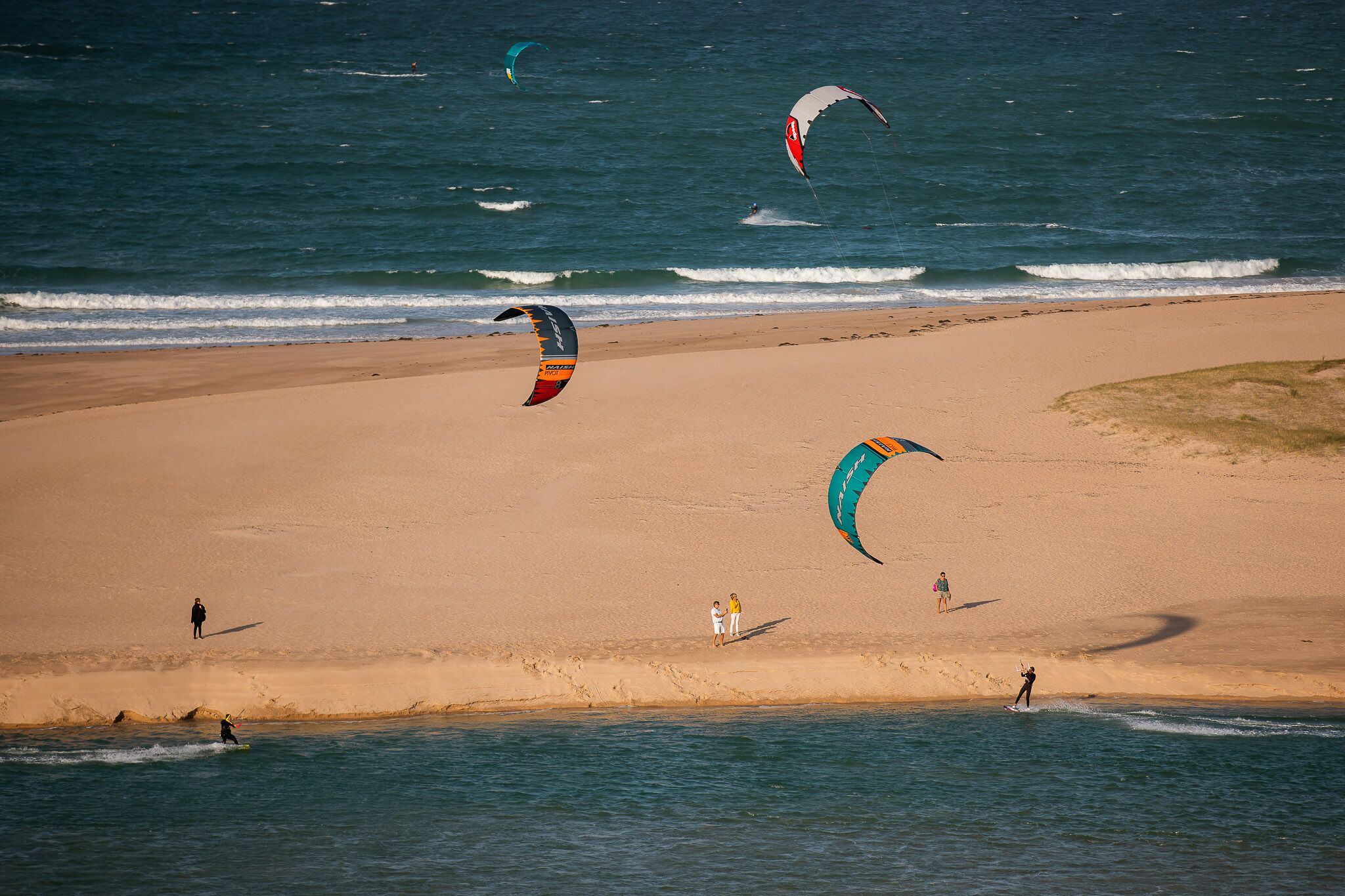 Plage, sable blanc, chaises longues, serviettes de plage