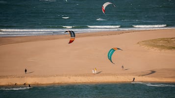 Plage, sable blanc, chaises longues, serviettes de plage