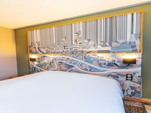 Desk, soundproofing, free WiFi, bed sheets