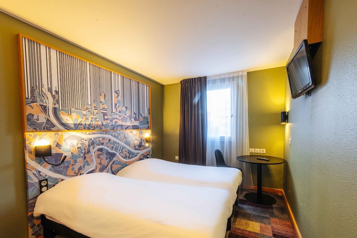 Quarto standard, 2 camas de solteiro | Escrivaninha, quartos à prova de som, Wi-Fi de cortesia, roupa de cama