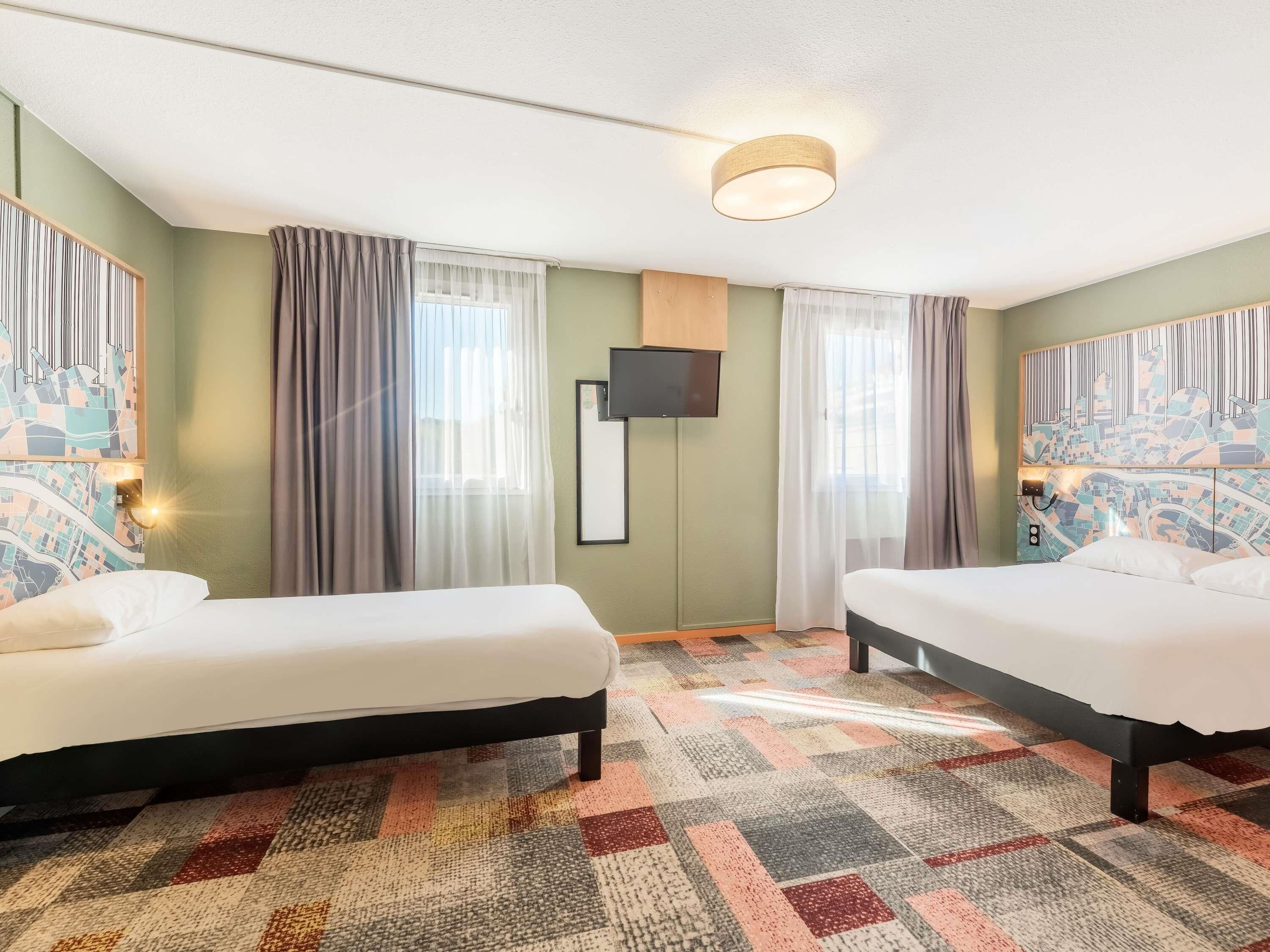 Desk, soundproofing, free WiFi, bed sheets