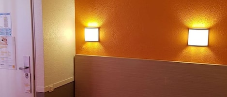 Standaard tweepersoonskamer | Een bureau, beddengoed