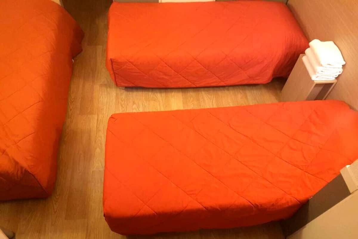标准三人房 | 办公桌、床单