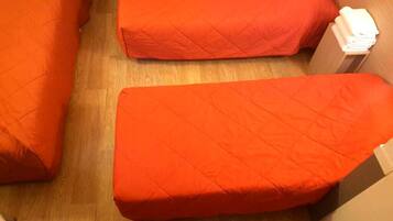 Habitación triple estándar | Escritorio y ropa de cama
