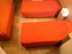 Standard-Dreibettzimmer | Schreibtisch, Bettwäsche