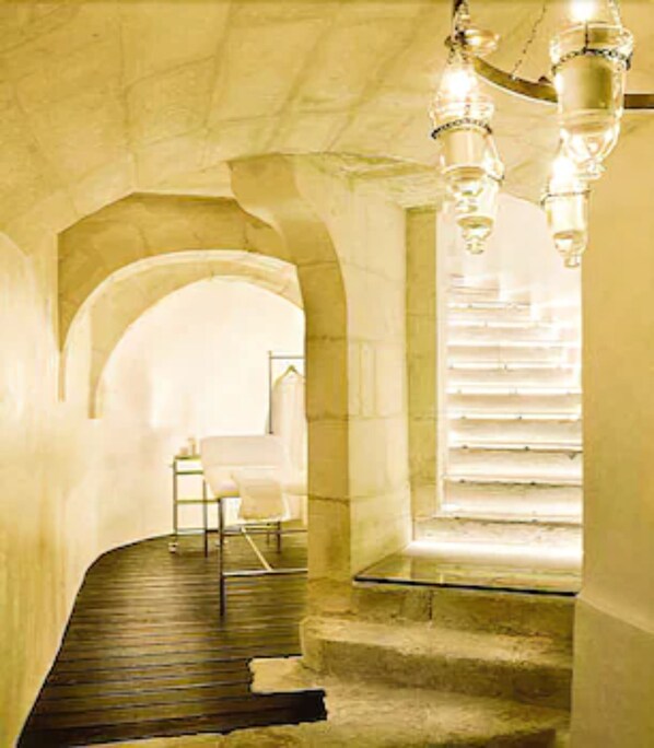 Hot tub, steam room, Turkish bath, body treatments, body wraps