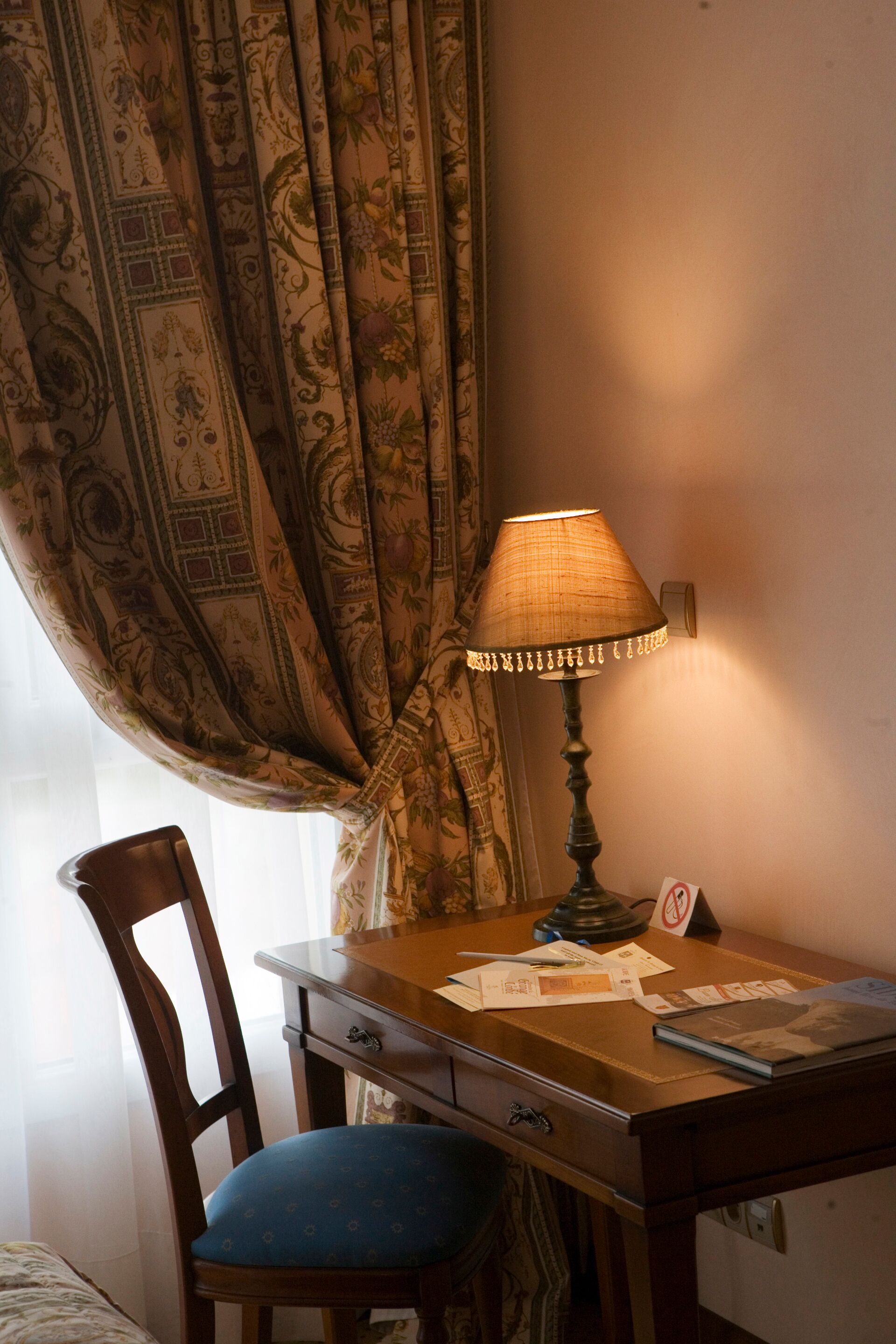 deluxe room (standard) | minibar, in-room safe, individually decorated, individually furnished