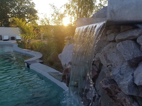 Una piscina techada, una piscina al aire libre de temporada. La Grange De Conde Chateaux Et Hotels Collection